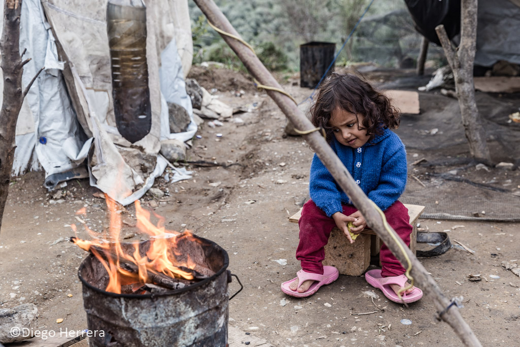 Kid sees the fire in Moria Camp (Lesbos Island, Greece)